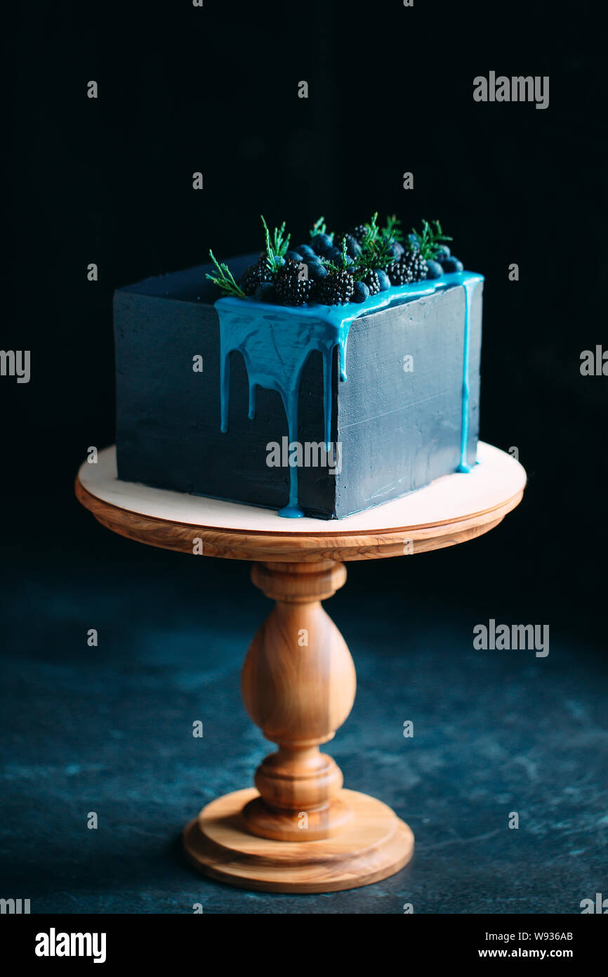 Blauer Kuchen mit Brombeeren und Heidelbeeren eingerichtet. Stockfoto