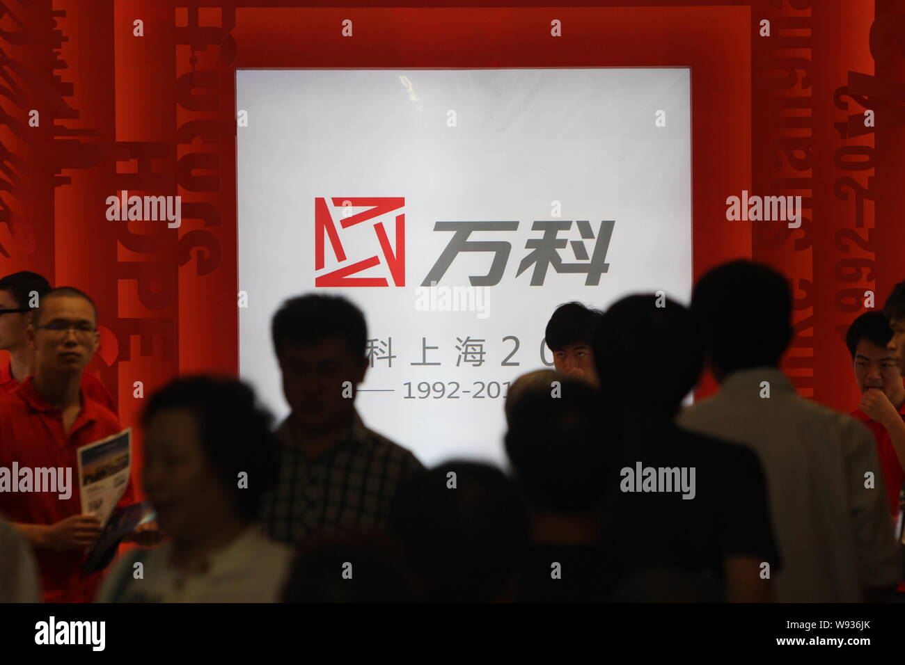 - - Datei - Eigenheimkäufer besuchen Sie den Stand von Vanke während einer Ausstellung für Immobilien in Shanghai, China, 5. Oktober 2012. China Vanke Co., der größte entwickeln Stockfoto