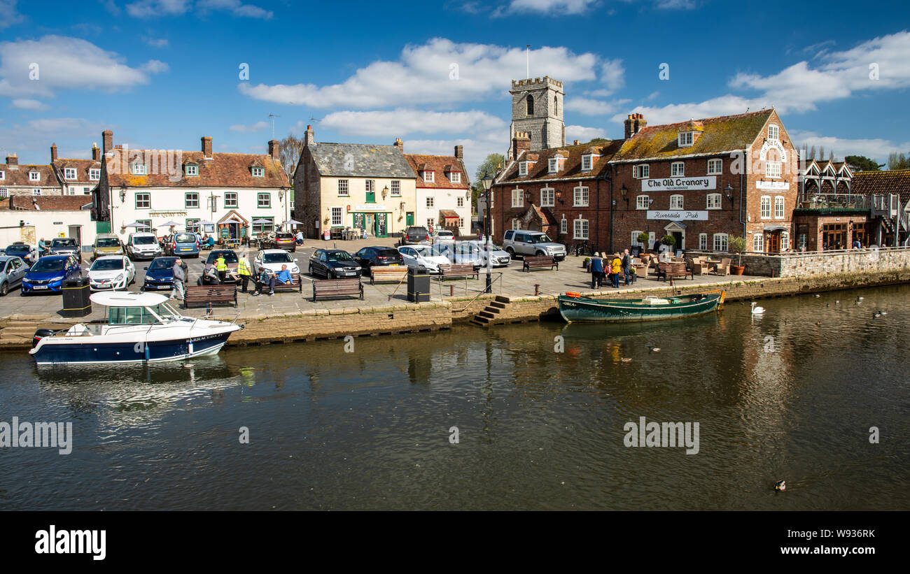 Bournemouth, England, Großbritannien - 27 März, 2019: die Menschen entlang der Uferstraße des Fluss Frome neben die traditionellen alten Häuser und Gebäude von Wareham in Stockfoto