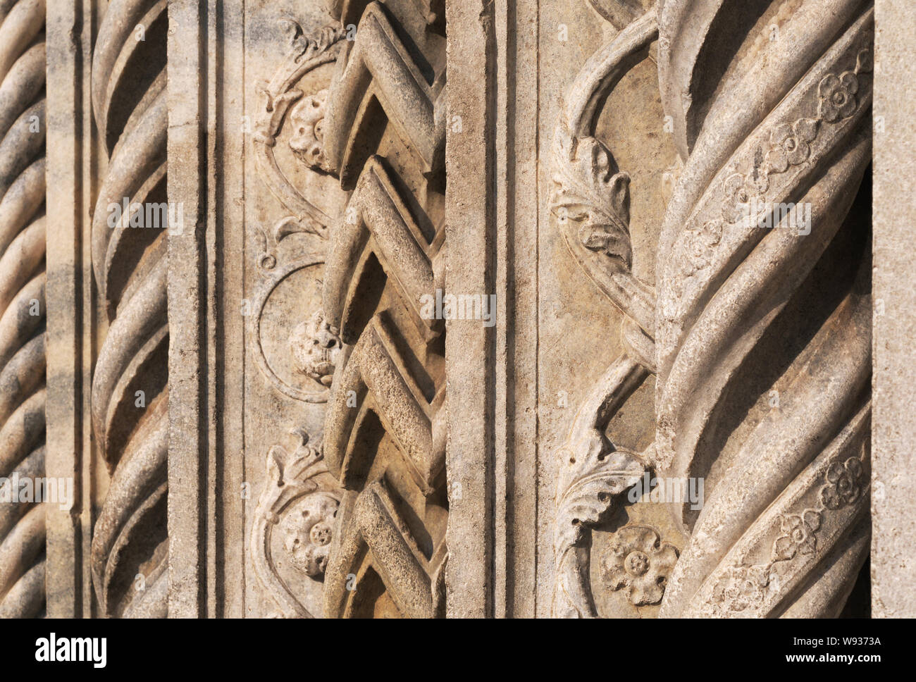 Reich verzierte Säulen einer mittelalterlichen Kirche Kathedrale (Como, Italien) Stockfoto