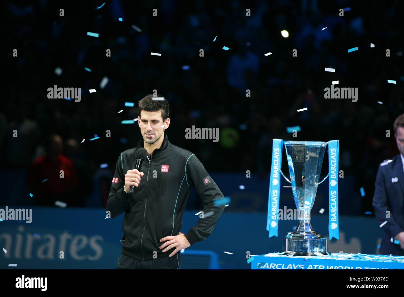 Novak Djokovic aus Serbien spricht neben der ATP World Tour Finale tennis Trophy nach dem Sieg über Rafael Nadal aus Spanien während der Preisverleihung von 201 Stockfoto