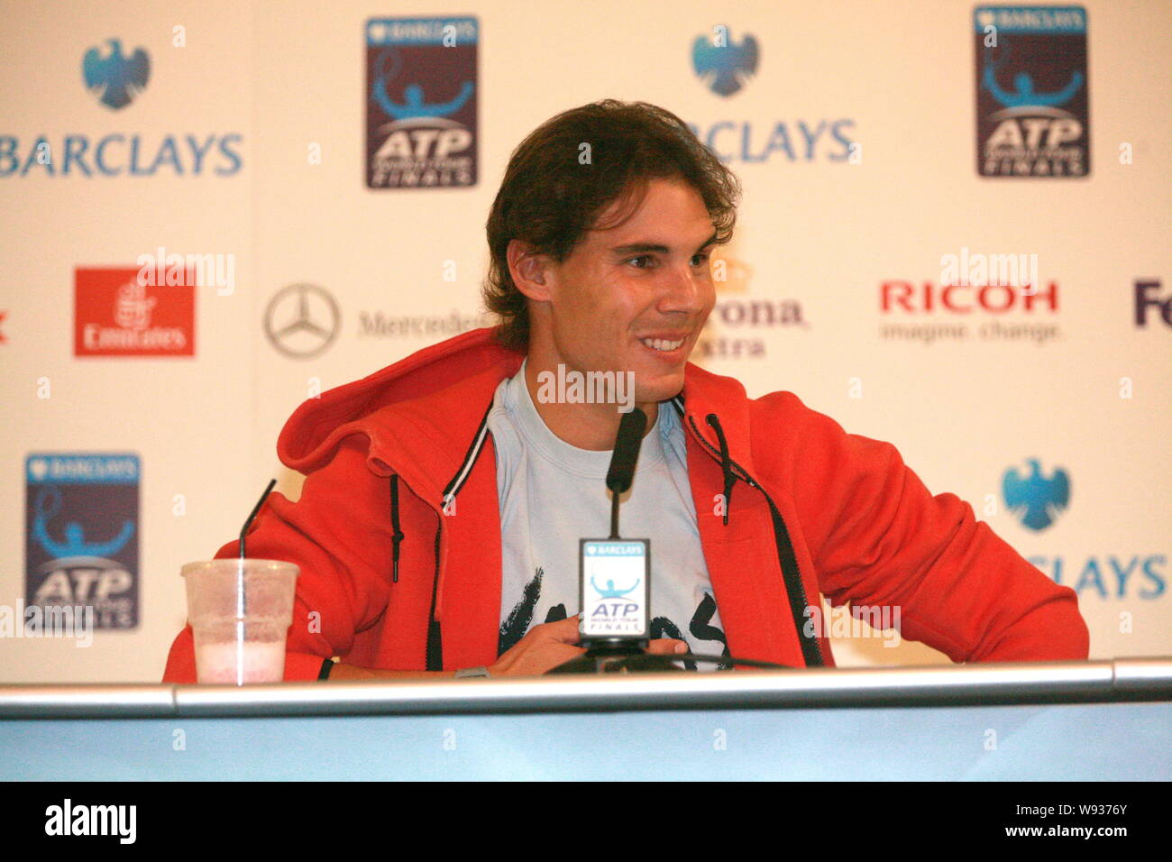 Spanisch Rafael Nadal lächelt während einer Pressekonferenz der ATP World Tour Finale in London, UK, 4. November 2013. Stockfoto