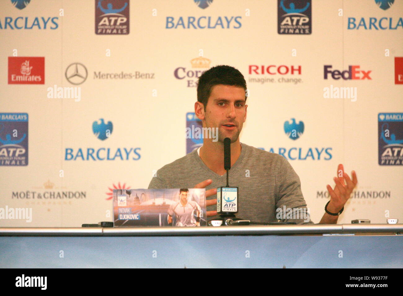 Serbischen Tennisspieler Novak Djokovic spricht während einer Pressekonferenz der ATP World Tour Finale in London, UK, 4. November 2013. Stockfoto