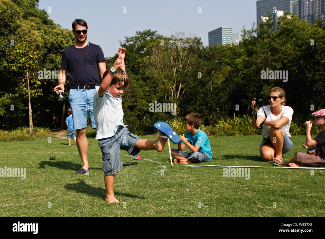 Ein ausländisches Kind eintretenden, front, versuche ein Flip-flop im 4. Werfen Tatane Schale an der Century Park in Pudong, Shanghai, China, 15. Septem zu treten Stockfoto