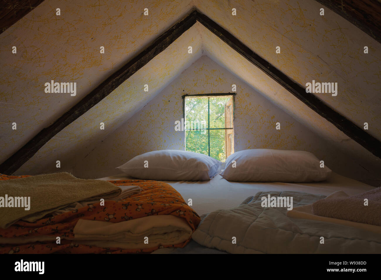 Alten Holzhaus Interieur. Teil einer traditionellen Haus aus Serbien, Details der Möbel. Stockfoto