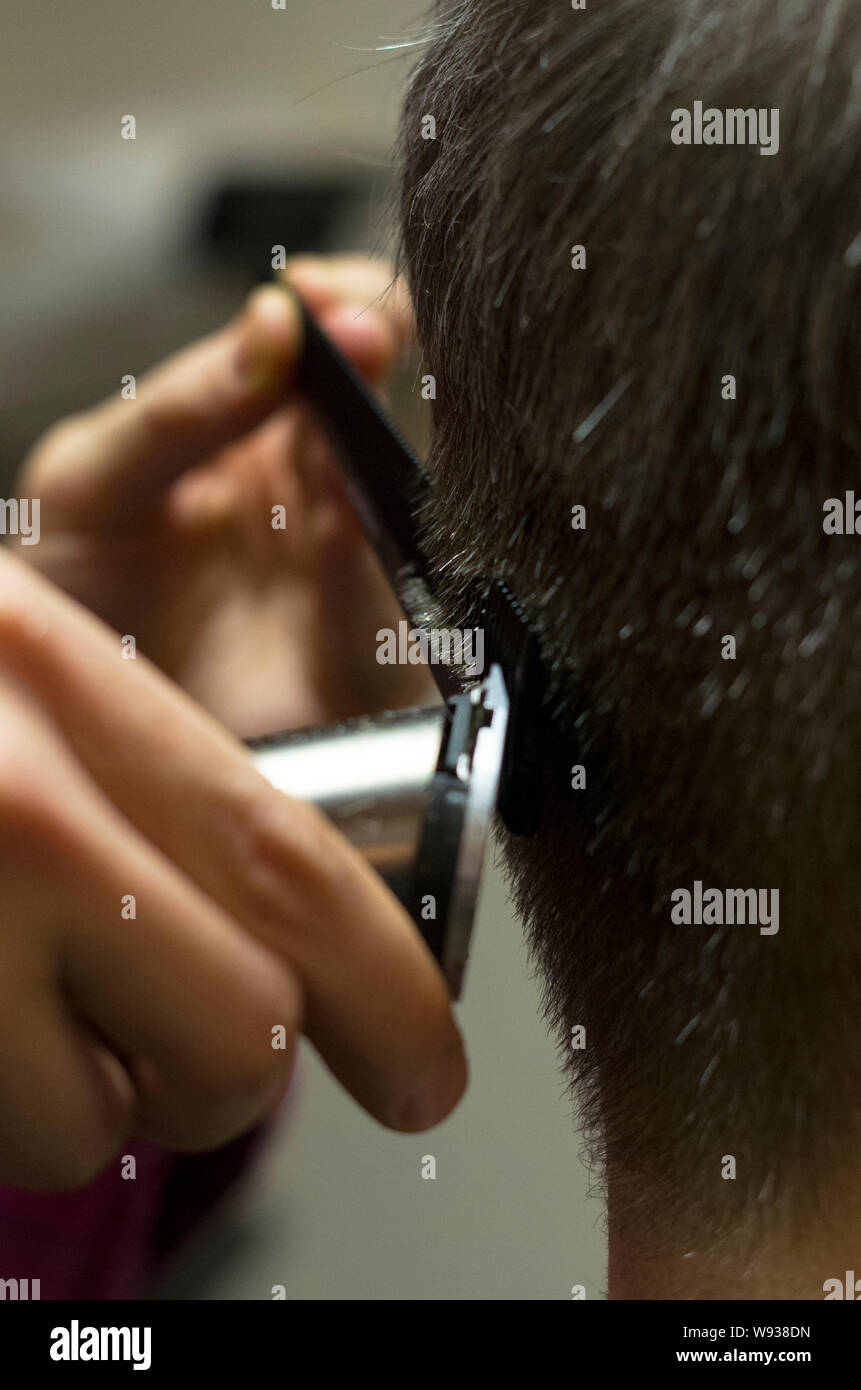 Friseur schneiden Mans grau Hören mit Clipper, Hände, Nahaufnahme Stockfoto