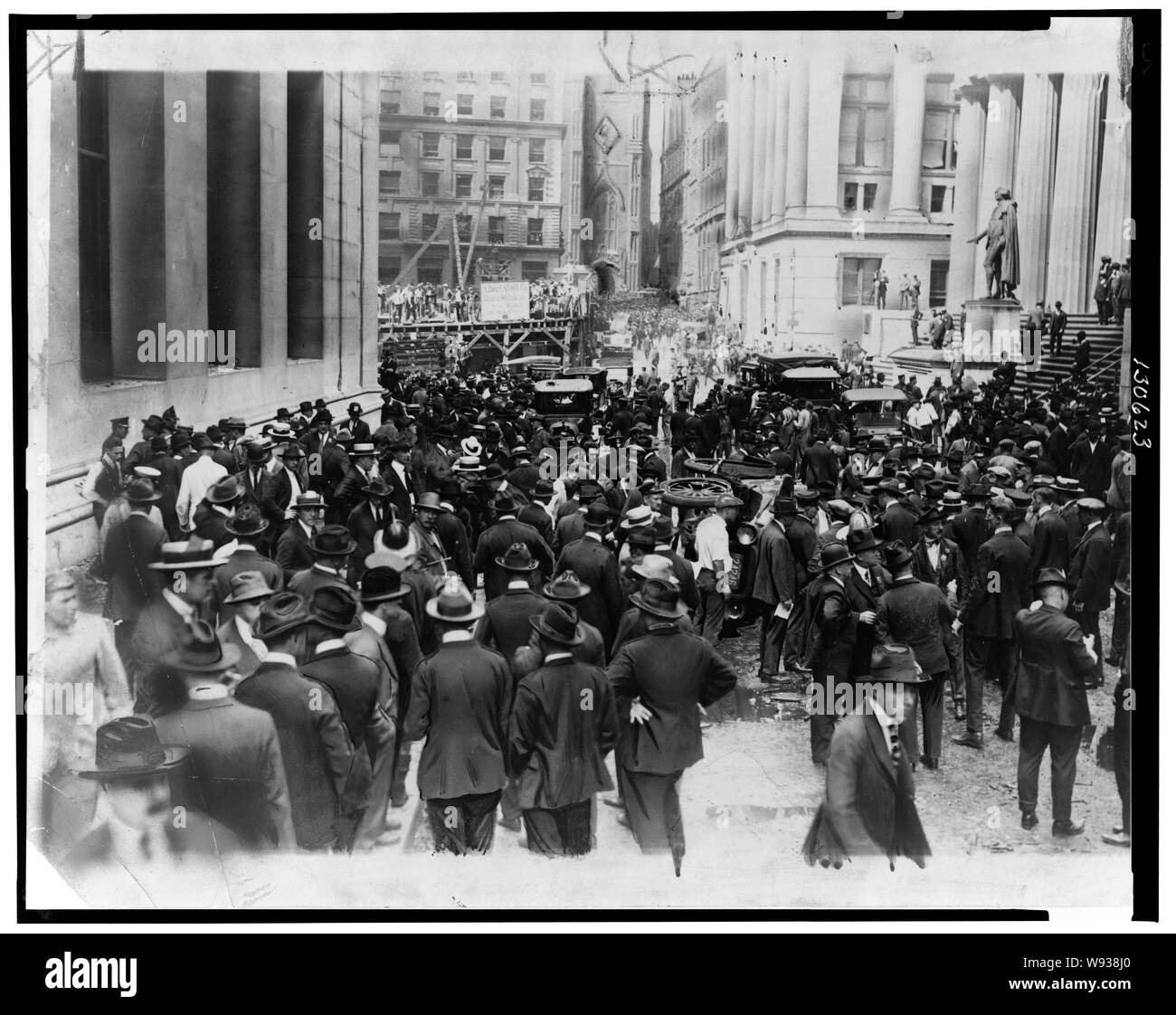 Ein Blick auf die große Volksmenge am Ort der Explosion vor von J.P. Morgan & Co Büro an Breite und Wand Sts. Stockfoto