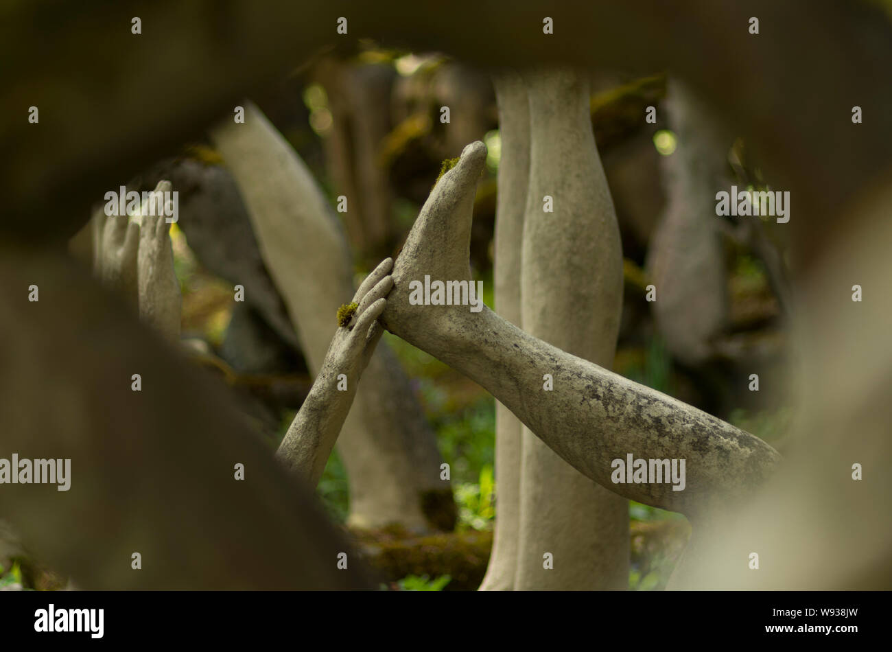 Die Skulpturen der Autodidakt Veijo Ronkkonen (1944-2010) Finnland - 11. Mai 2016: Patsaspuisto (mystischen Wald) Stockfoto