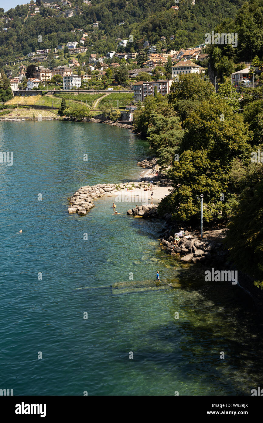 Blick auf den Strand neben dem Schloss Chillon (Chateau de Chillon) am Genfer See (Lac Leman) in Veytaux, Riviera-Pays-d'Enhaut, Waadt, Schweiz. Stockfoto