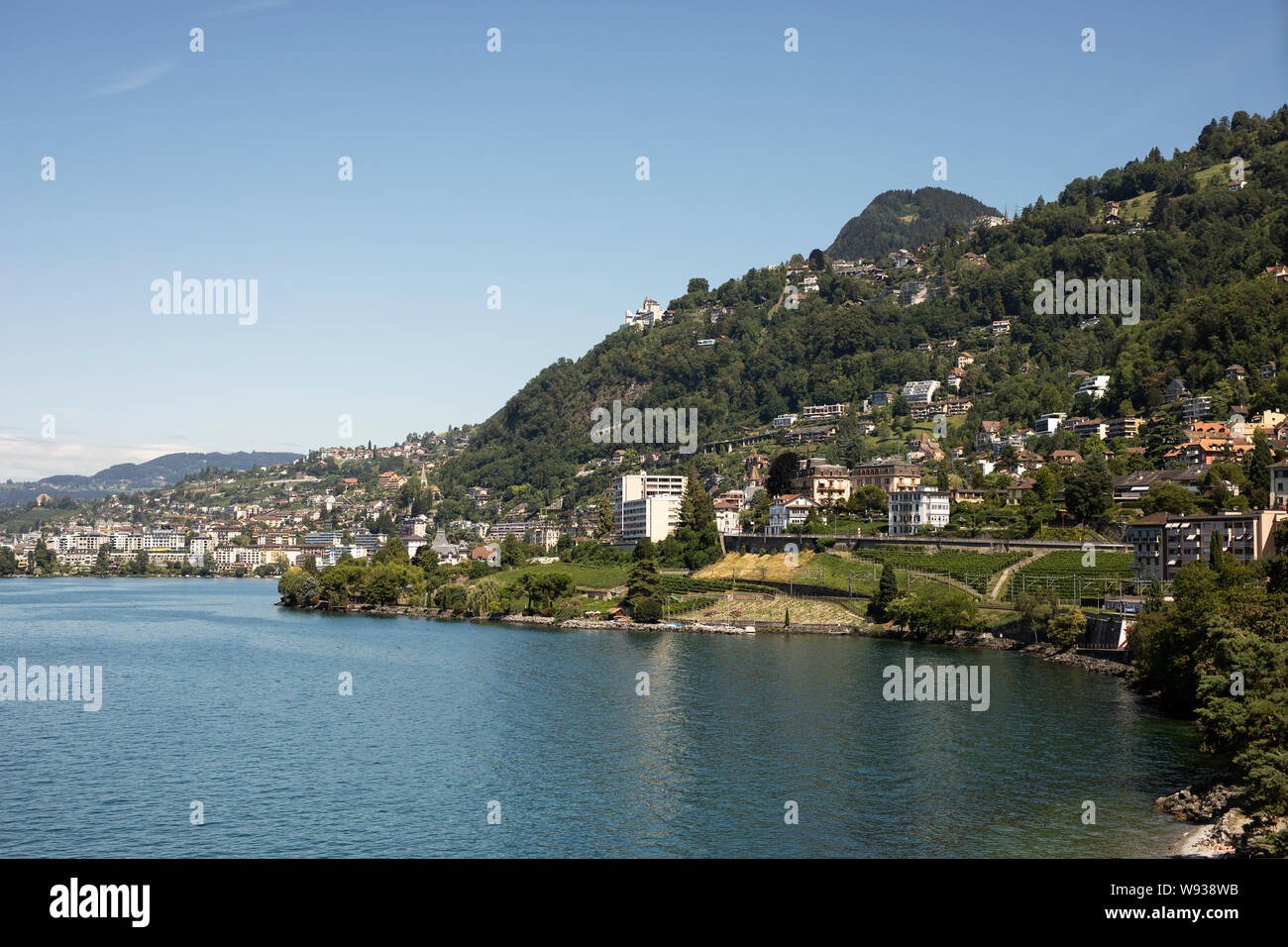 Ein Blick auf die Schweizer riviera und die Stadt Veytaux am Rande des Genfer Sees (Lac Léman) in Riviera-Pays-d'Enhaut, Waadt, Schweiz. Stockfoto