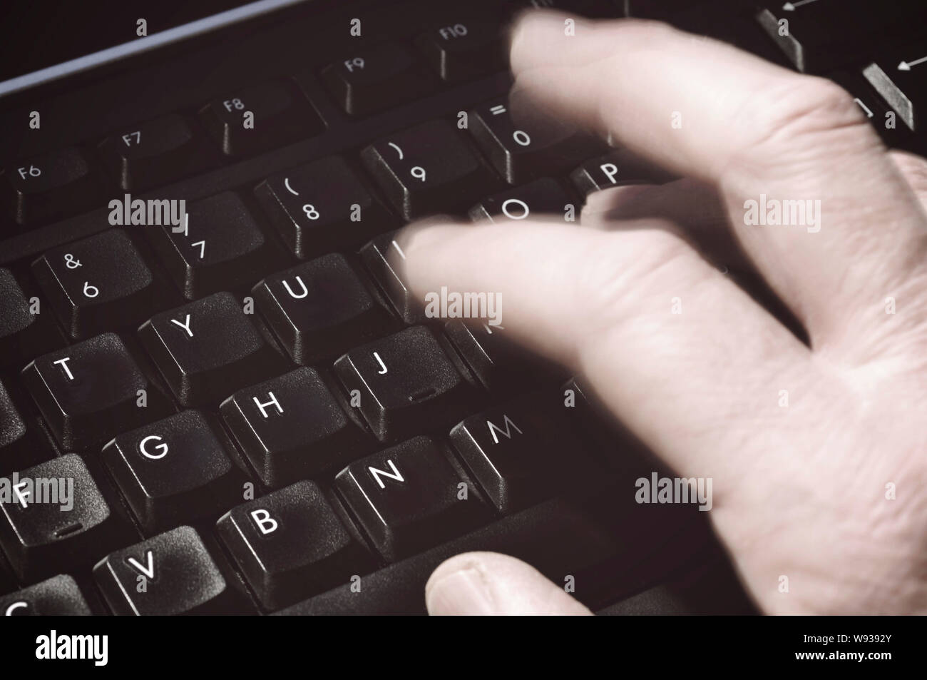 Verschwommene Hand die Eingabe über die Tastatur des Computers Stockfoto