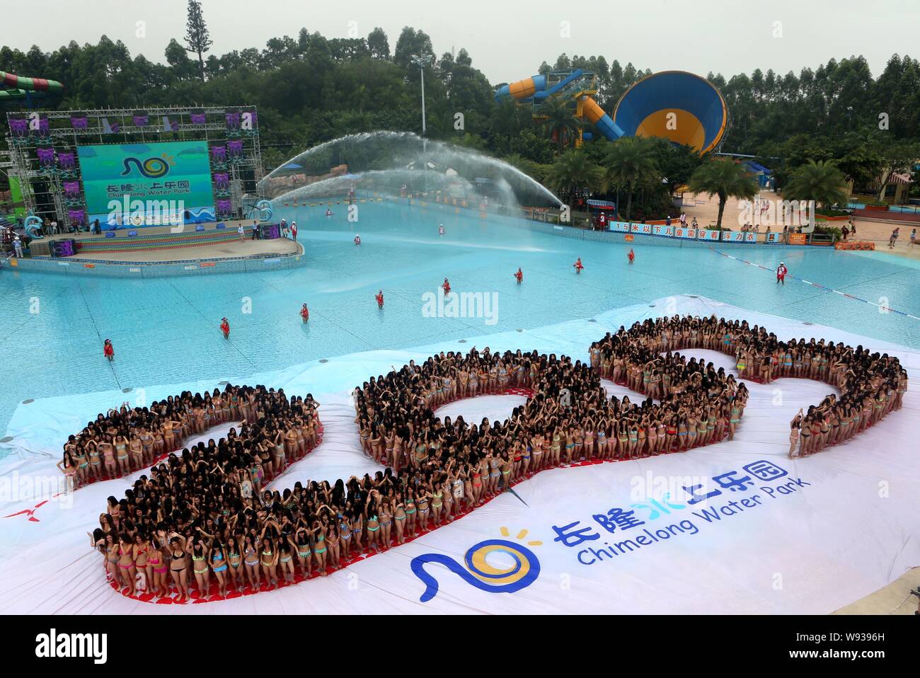 Tausende von Bikini gekleidete Frauen stand die Bildung einer menschlichen Bild der Schlange 2013 Chimelong Water Park in Guangzhou City, South China Guangdong Provinz, 5. Stockfoto