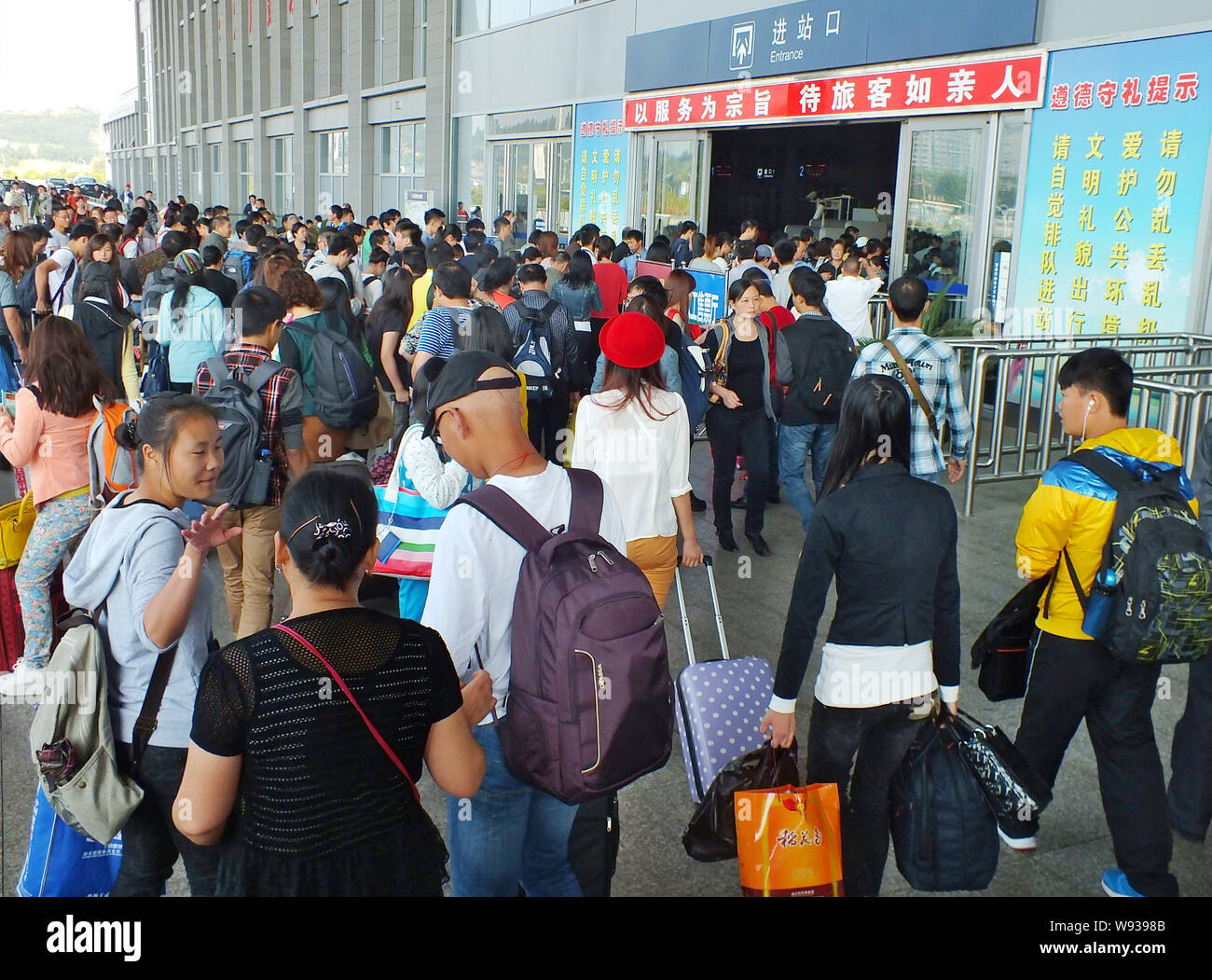 Chinesische Passagiere Schar in der yichang Bahnhof in Kunshan, China Provinz Hubei, 7. Oktober 2013. Bahnverkehr in China Stockfoto