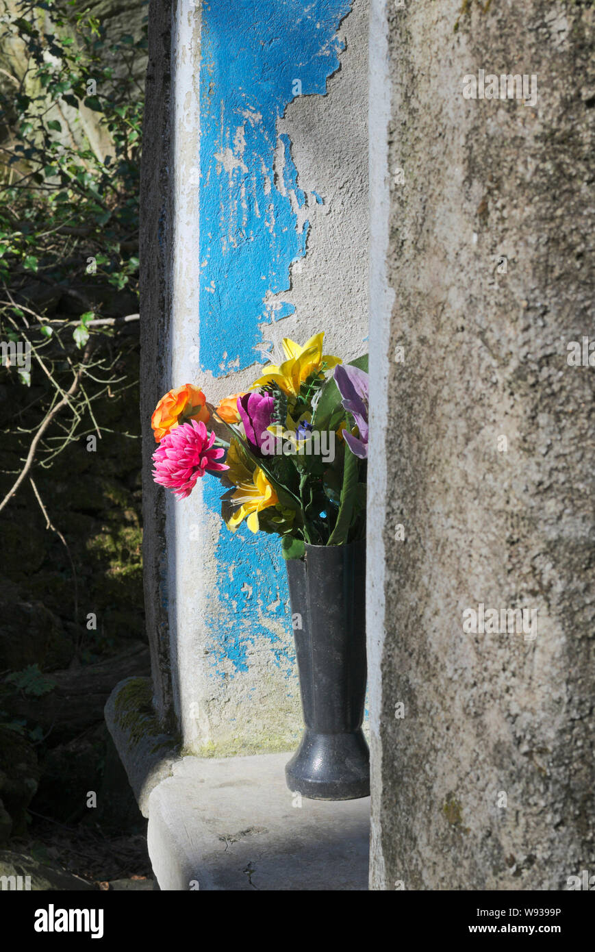 Vase mit Blumen in der Altarnische, Italien Stockfoto
