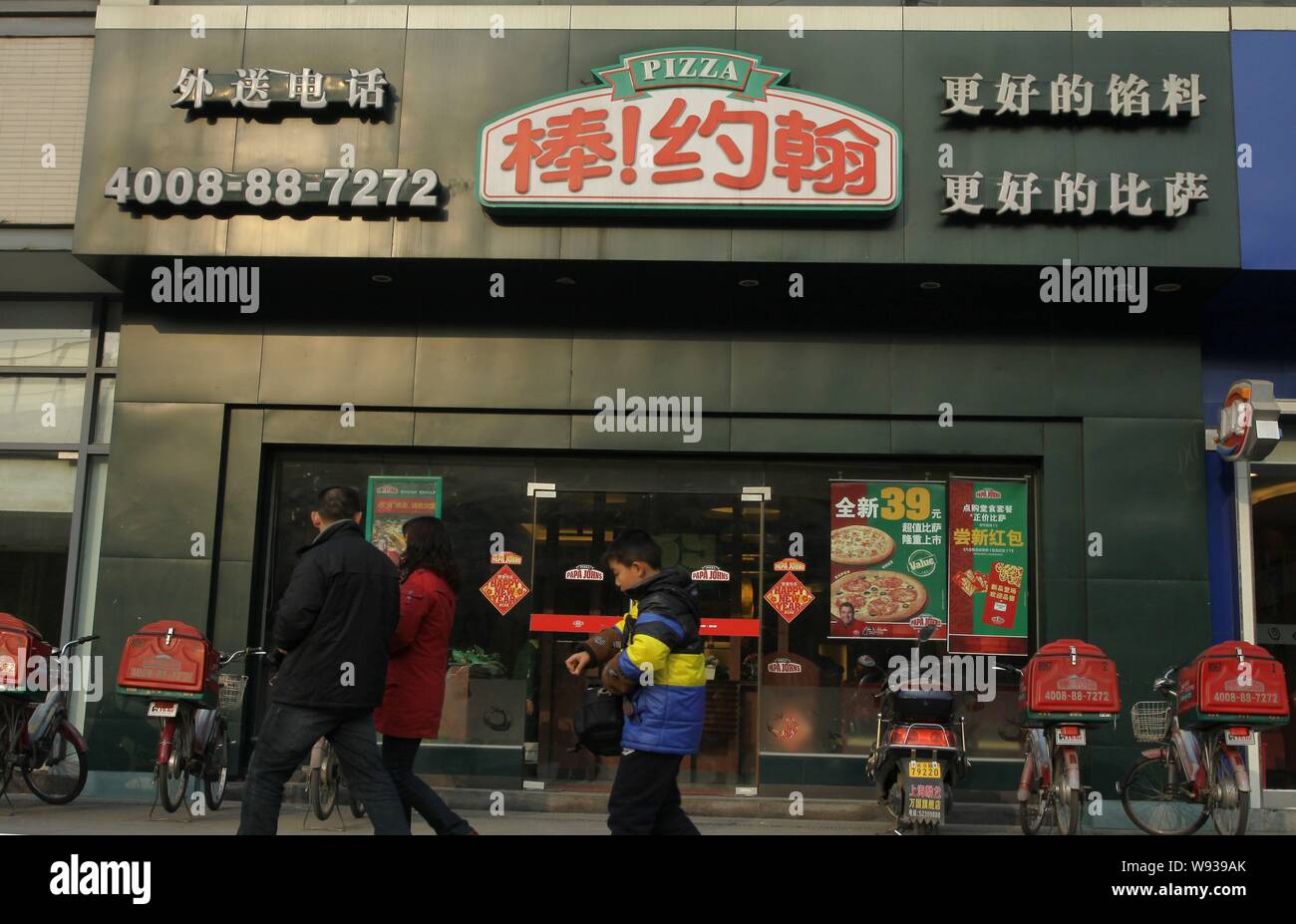 ---- Einen Fußgänger an einem Zweig von Papa Johns Pizza in Wuhan, China, Provinz Hubei, 15. Februar 2013. Private-equity-Firmen sind Loo Stockfoto