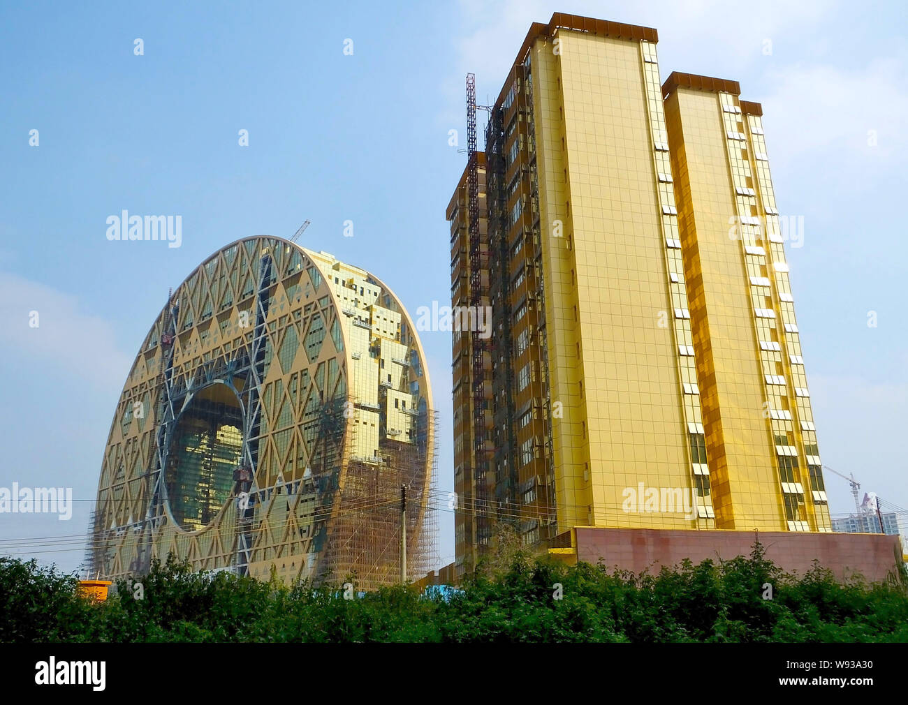 Die Münze-förmige Guangzhou Yuan Tower, buchstäblich Guangzhou runder Turm, ist im Bau am Ufer des Pearl River in Guangzhou City, South C Stockfoto