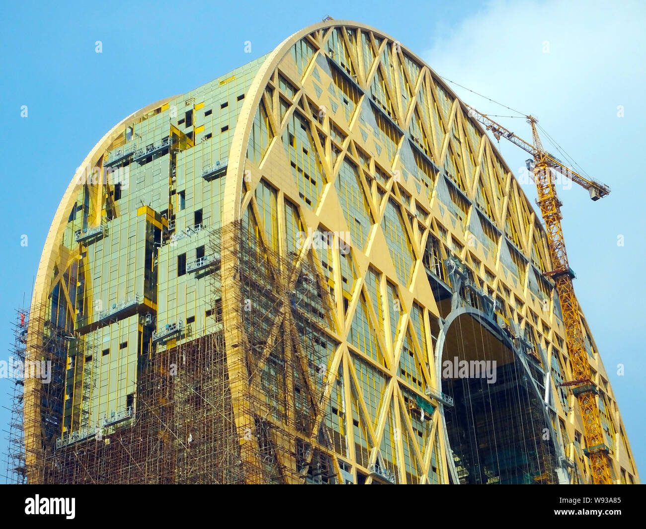 Die Münze-förmige Guangzhou Yuan Tower, buchstäblich Guangzhou runder Turm, ist im Bau am Ufer des Pearl River in Guangzhou City, South C Stockfoto