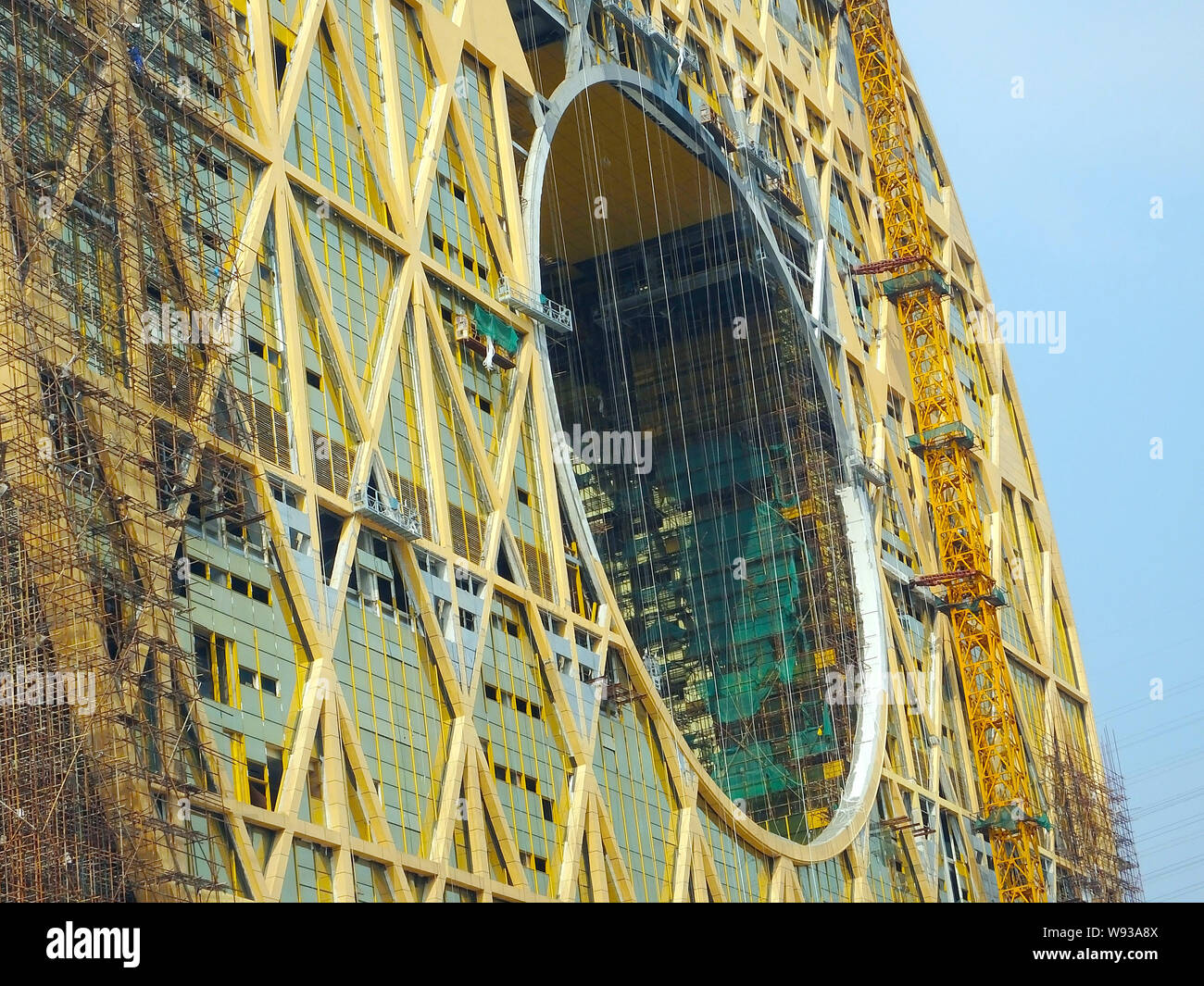 Die Münze-förmige Guangzhou Yuan Tower, buchstäblich Guangzhou runder Turm, ist im Bau am Ufer des Pearl River in Guangzhou City, South C Stockfoto