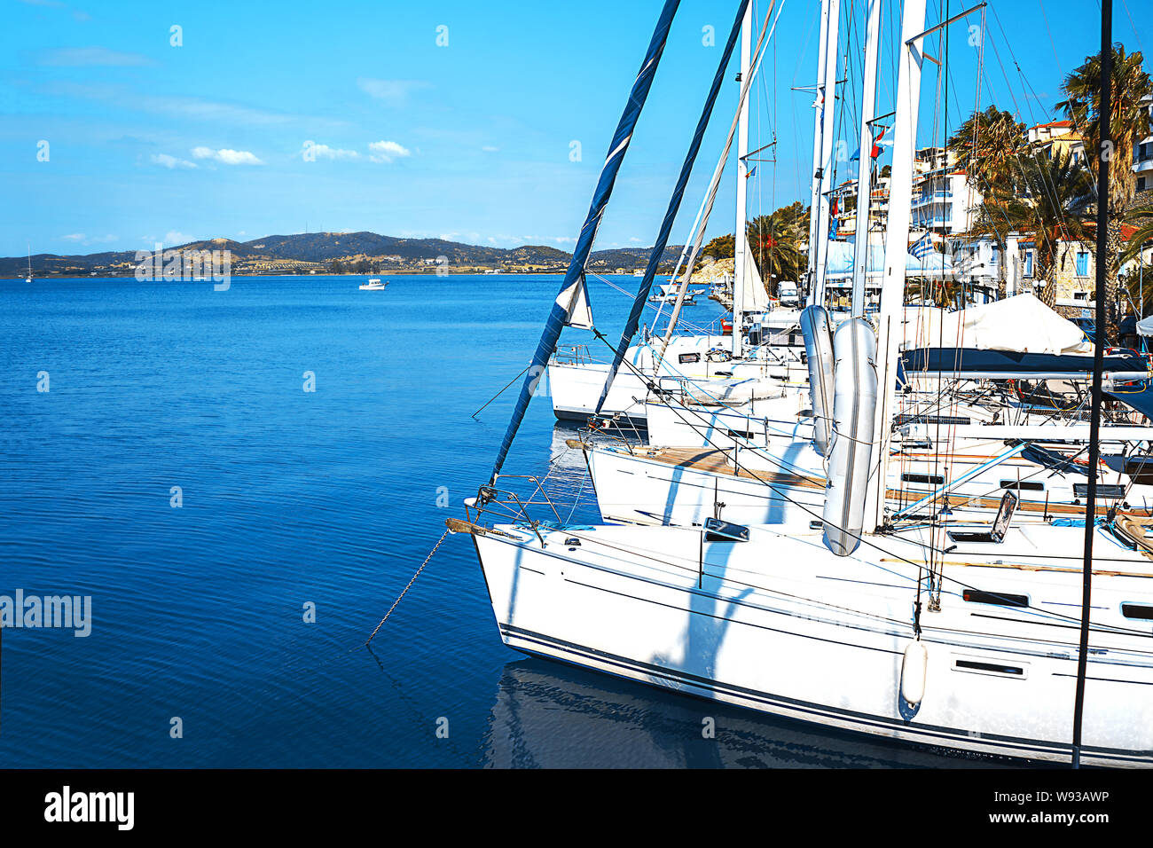 Segelboote in einer wunderschönen Bucht. Türkisfarbene Wasser der Ägäis an der Küste der Hafen der Stadt Poros, Griechenland. Berühmte segeln Reiseziel in Gree Stockfoto