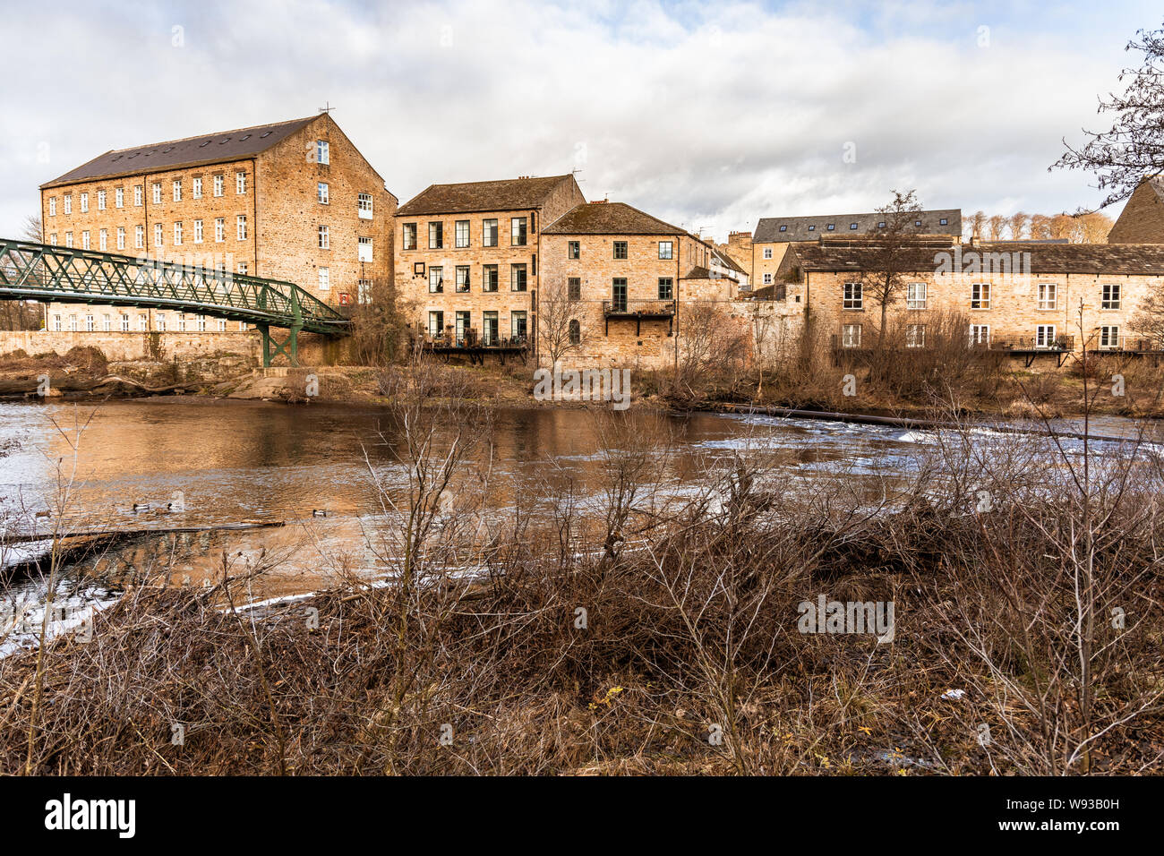 Blick auf die Fußgängerbrücke über den Fluss und die Häuser auf weit Bank in Barnard Castle eine Stadt Teesdale, County Durham, England Stockfoto