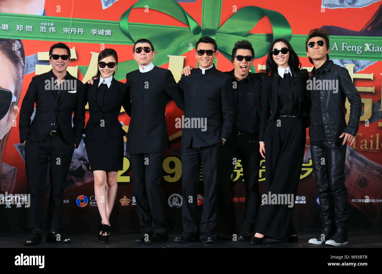 (Von links) Wang Zhonglei, Präsident von Huayi Brothers Media Corporation, chinesische Schauspielerin Li Xiaolu, Regisseur Feng Xiaogang, Schauspieler Zheng Kai, Sänger H Stockfoto