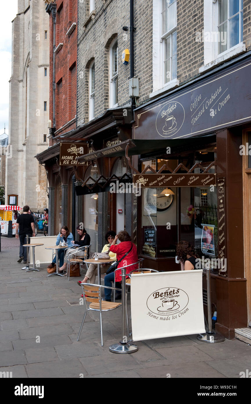 Benets Kaffee Bar, gegenüber King's College, Cambridge, England. Stockfoto