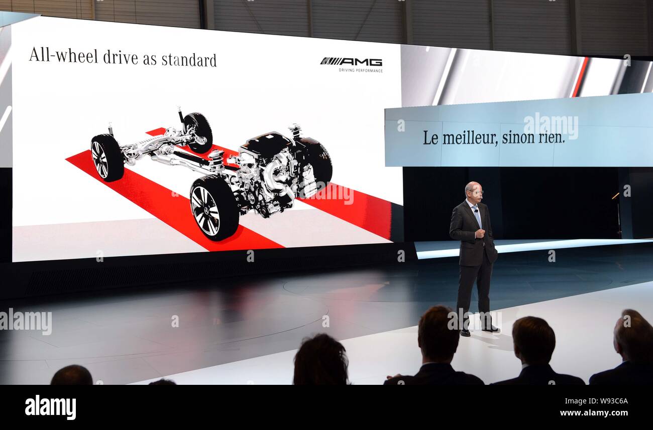 Dieter Zetsche (Mitte), Vorstandsvorsitzender der Daimler AG, präsentiert den neuen 45 AMG Modell Auto während der erste Tag des 83. Automobilsalon in Genf in der Schweiz Stockfoto