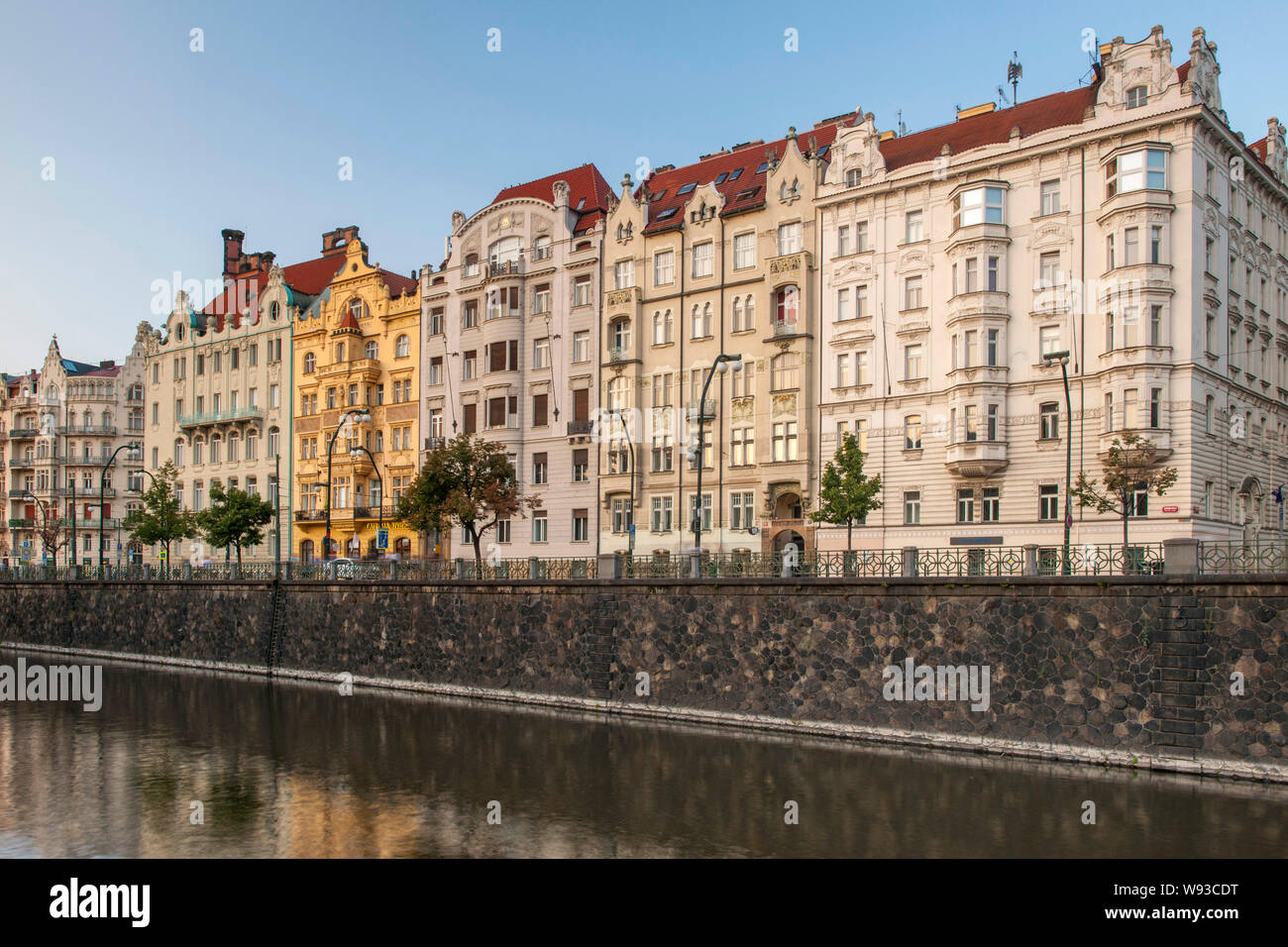 Dämmerung Blick auf Gebäude säumen auf Masarykovo Nábřeží am Ufer der Moldau in Prag, Tschechische Republik. Stockfoto
