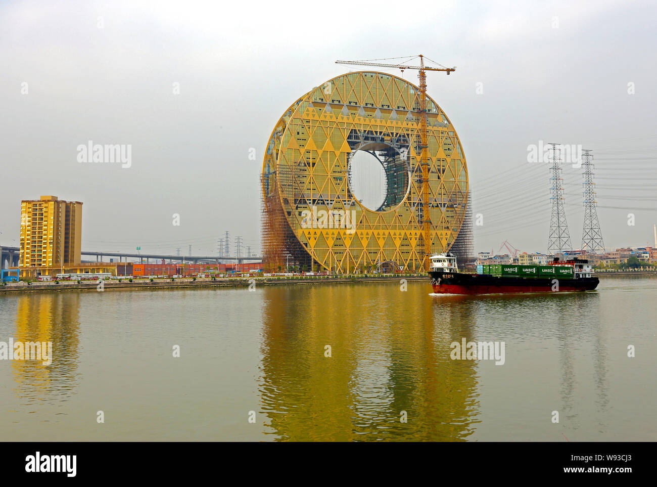 Die Münze-förmige Guangzhou Yuan Tower, buchstäblich Guangzhou runder Turm, ist im Bau am Ufer des Pearl River in Guangzhou City, South C Stockfoto