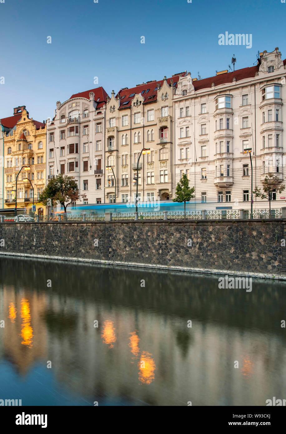 Dämmerung Blick auf Gebäude säumen auf Masarykovo Nábřeží am Ufer der Moldau in Prag, Tschechische Republik. Stockfoto