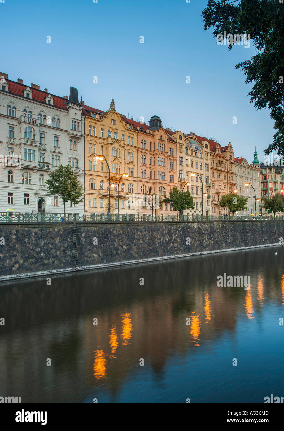 Dämmerung Blick auf Gebäude säumen auf Masarykovo Nábřeží am Ufer der Moldau in Prag, Tschechische Republik. Stockfoto