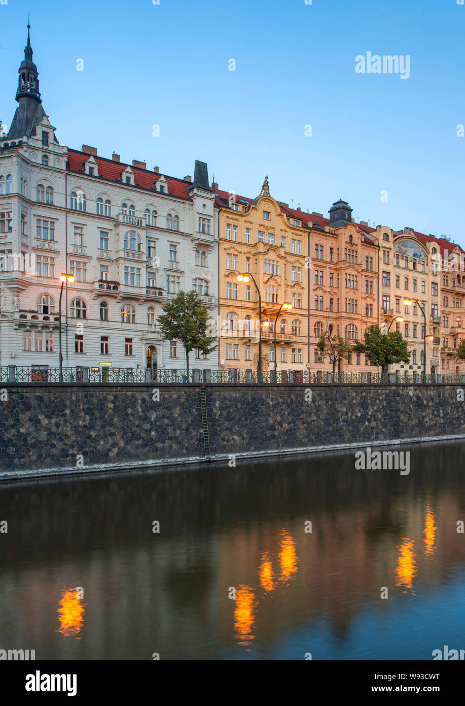 Dämmerung Blick auf Gebäude säumen auf Masarykovo Nábřeží am Ufer der Moldau in Prag, Tschechische Republik. Stockfoto