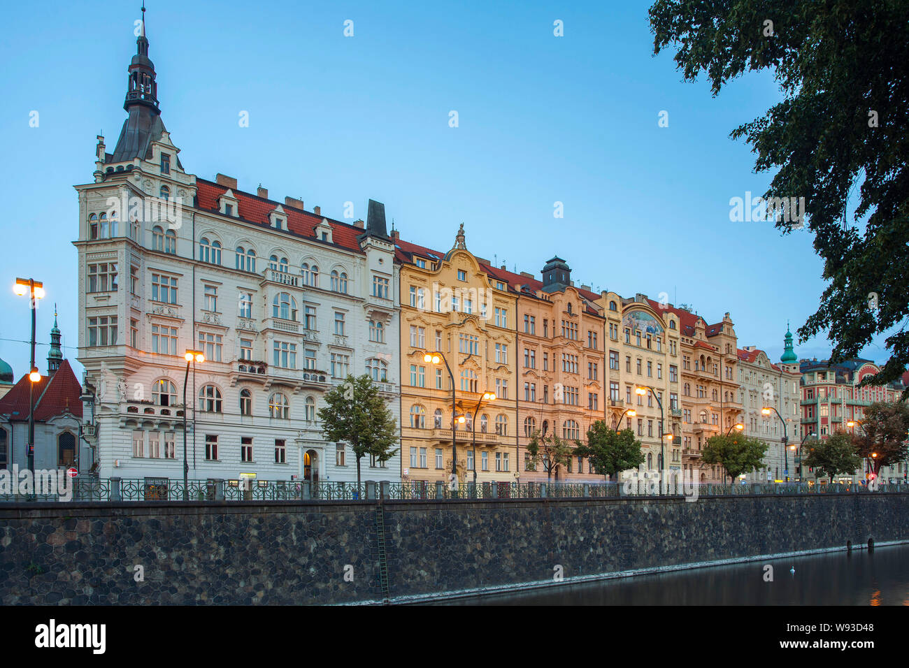 Dämmerung Blick auf Gebäude säumen auf Masarykovo Nábřeží am Ufer der Moldau in Prag, Tschechische Republik. Stockfoto