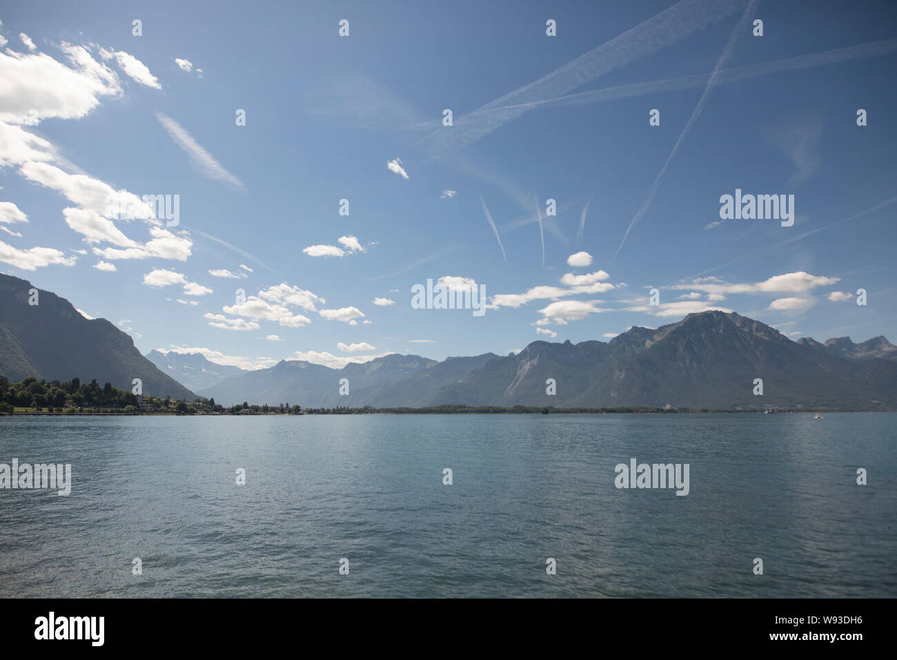 Die französische und die Schweizer Alpen gesehen über Lac Léman (Genfer See) von Speicherkraftwerke Veytaux, Riviera-Pays-d'Enhaut, Waadt, Schweiz. Stockfoto