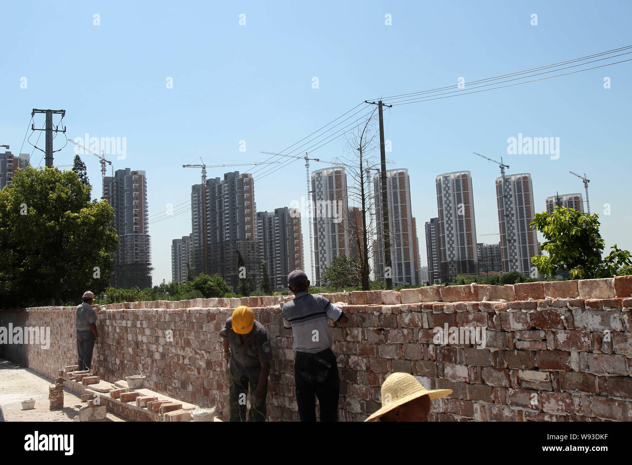 ------ Chinesische Wanderarbeiter Arbeit auf der Baustelle zu einem Wohngebiet Apartment Projekt in Nantong City, East China Jiangsu Provinz, 19 Ju Stockfoto