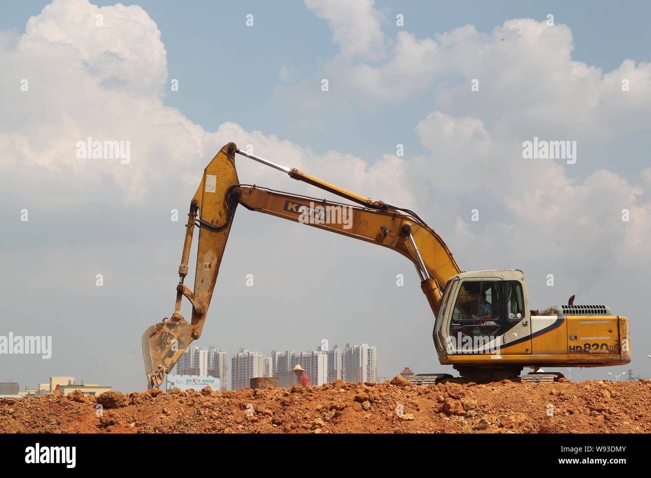 ---- Ein Bagger gräbt Boden an der Baustelle für das Welthöchste Gebäude Sky City in Changsha City, Central China Hunan Provinz, 19 Ju Stockfoto