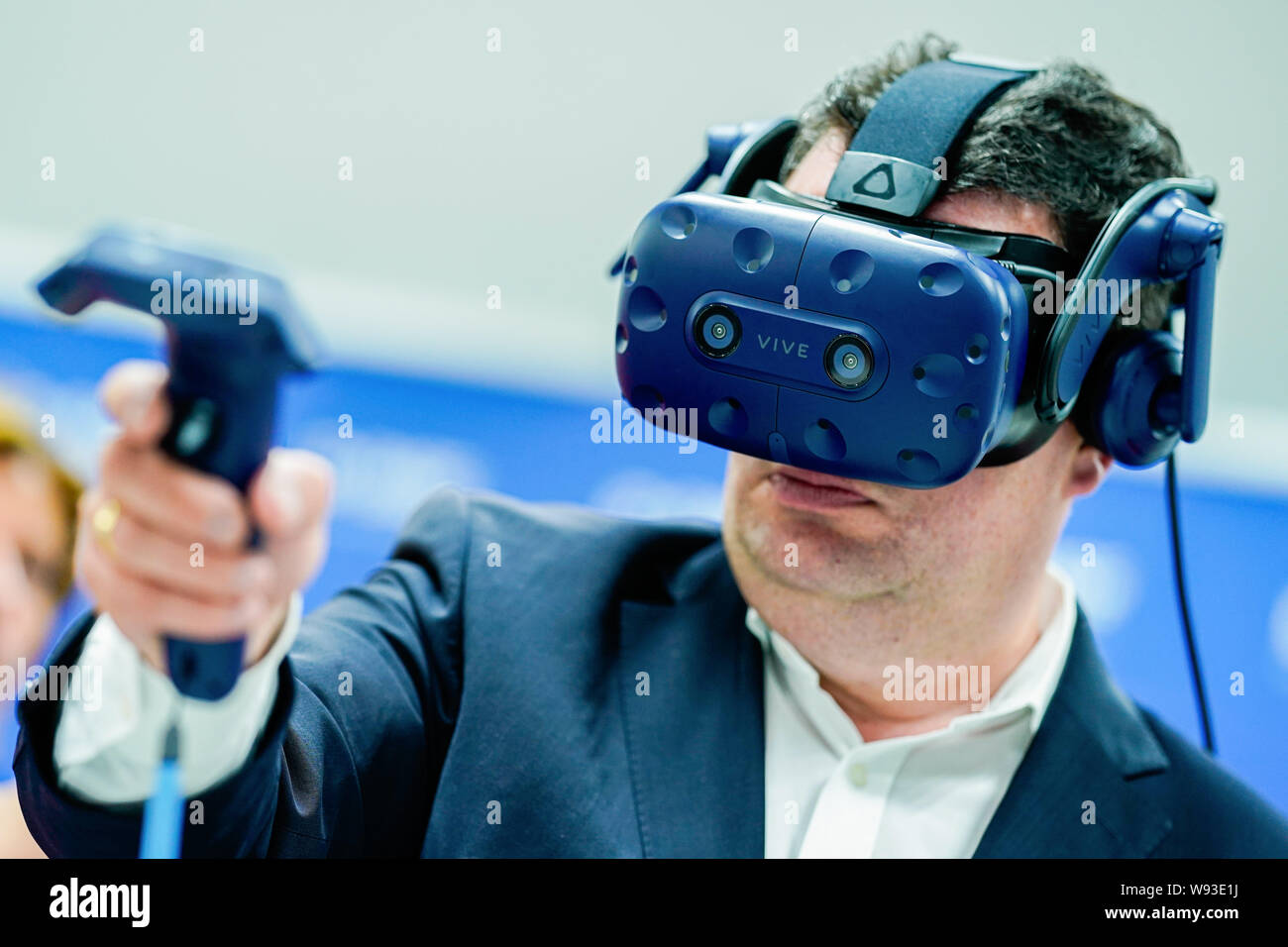 Ludwigshafen, Deutschland. 12 Aug, 2019. Hubertus Heil, Bundesminister für Arbeit und Soziales, probiert die Funktionalität von Virtual reality Brillen bei seinem Besuch in der Chemiekonzern BASF. Der Sekretär der Arbeit ist auf einer Sommerreise. Foto: Uwe Anspach/dpa/Alamy leben Nachrichten Stockfoto