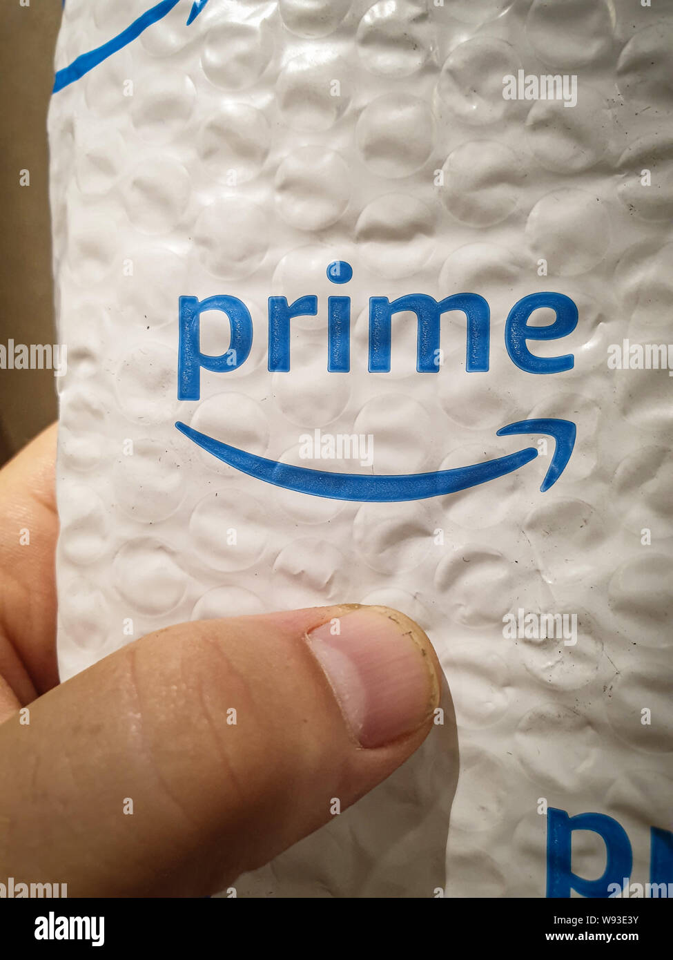 TEL-aviv, AUGUST 2019: Amazon Prime Mail Umschlag für kleine Shopping innerhalb der Mailbox Stockfoto
