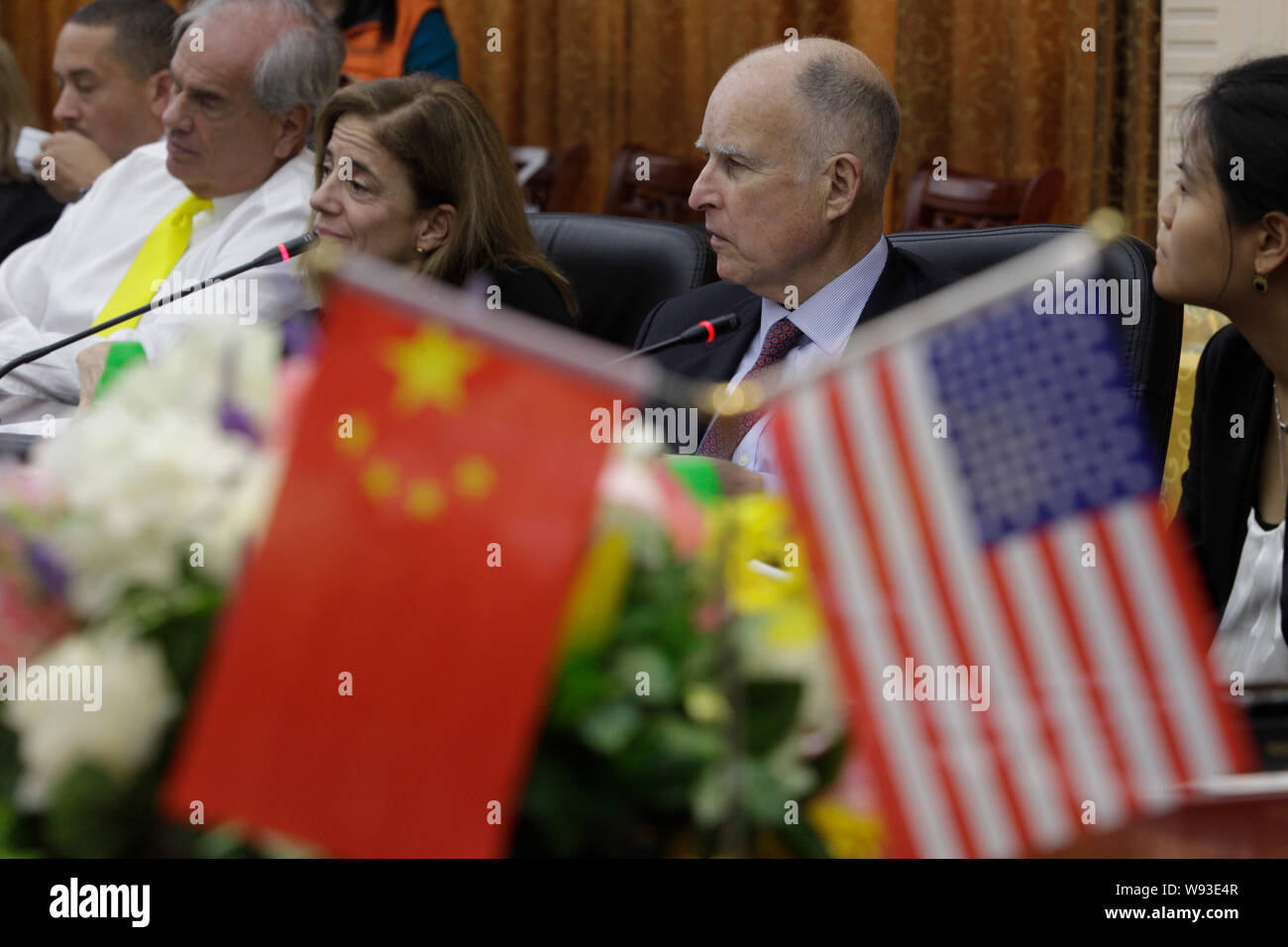 Der kalifornische Gouverneur Jerry Brown, zweite rechts, und seine Frau Anne Braun, Mitte, an einer Sitzung mit Wang Chuanfu, Vorsitzender des BYD, besuchen Sie das Stockfoto