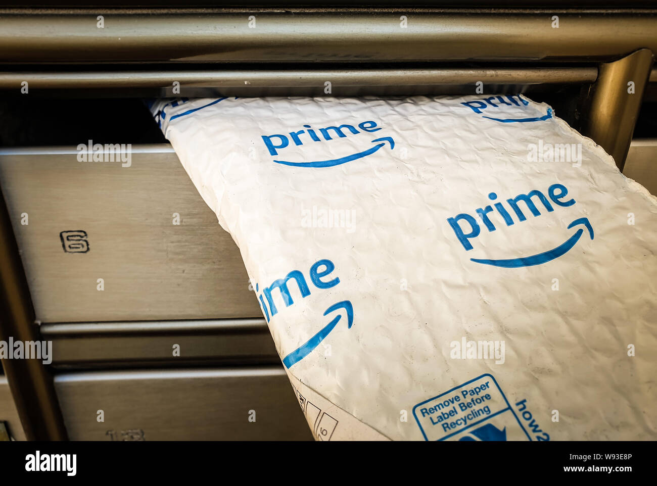 TEL-aviv, AUGUST 2019: Amazon Prime Umschlag im Briefkasten stecken Stockfoto