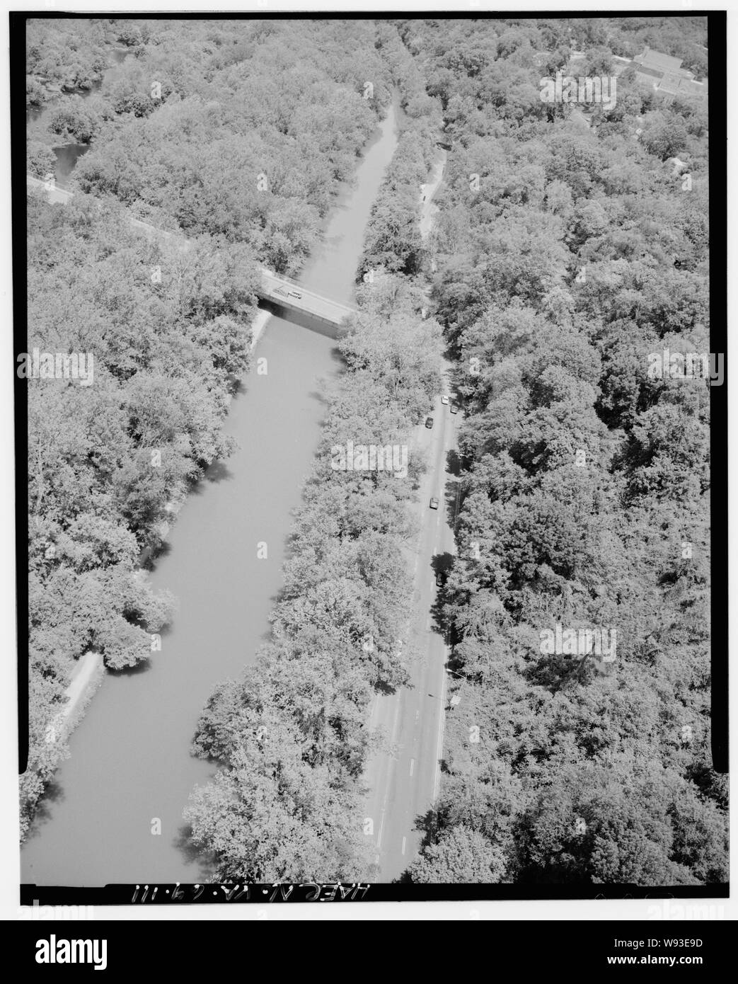 Luftaufnahme der KETTENBRÜCKE und CandO CANAL nach Nordwesten. - George Washington Memorial Parkway, entlang der Potomac River von McLean nach Mount Vernon, VA, Mount Vernon, Fairfax County, VA Ansicht der Chain Brücke über den Chesapeake und Ohio Canal in Washington, D.C. Canal Road in die untere Hälfte des Fotos zu sehen ist. Jenseits der Brücke Interchange, im oberen Teil des Fotos, ist der Clara Barton Parkway in Maryland. Hinweis: Die George Washington Memorial Parkway Etikettierung in dieser Fotoserie ist für Bibliothek des Kongresses Katalogisierung zur Verfügung gestellt, aber das Photo zeigt Washingto Stockfoto