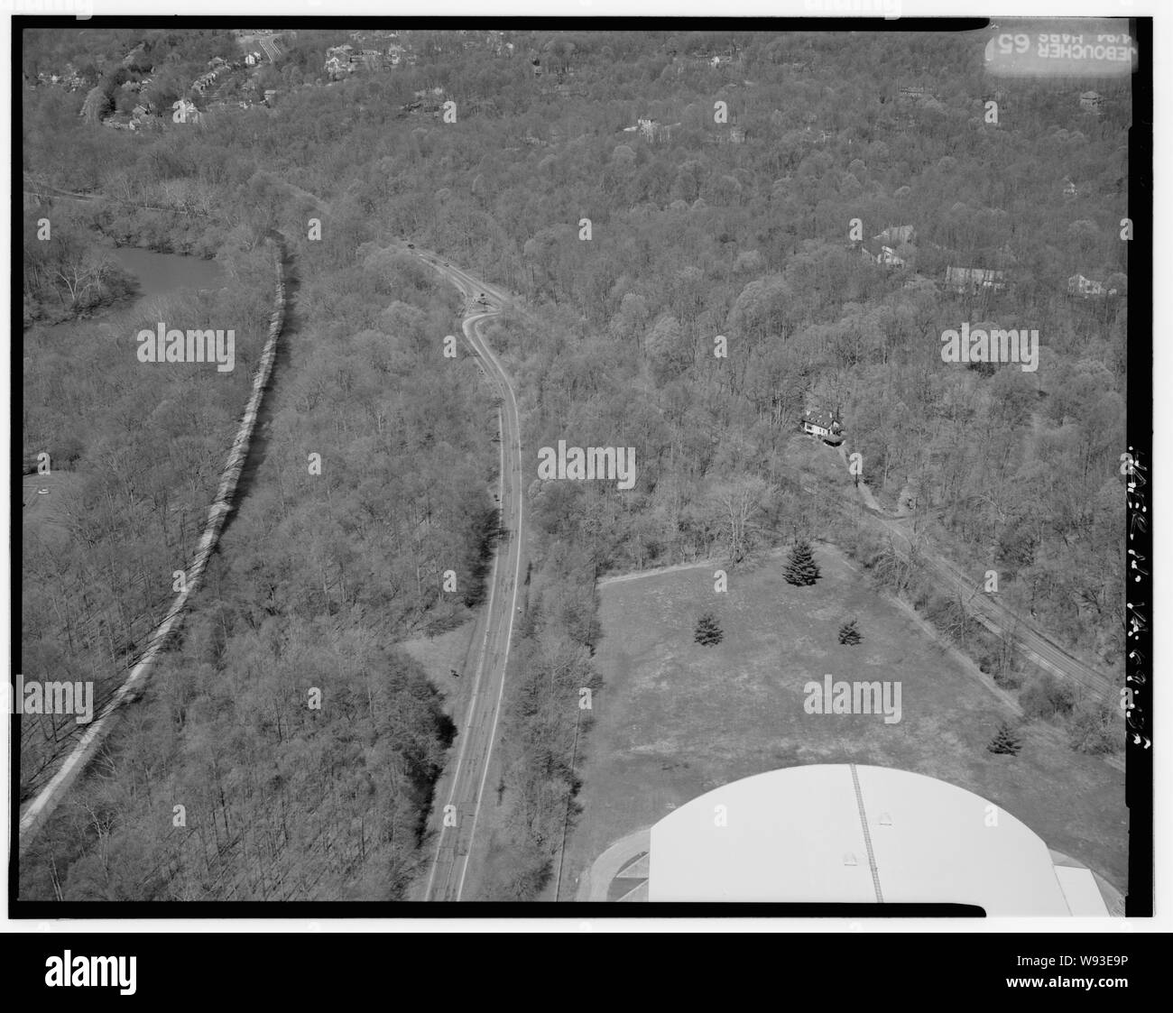 Luftbild von Norden Terminus von Clara Barton Parkway nach Westen. - George Washington Memorial Parkway, entlang der Potomac River von McLean nach Mount Vernon, VA, Mount Vernon, Fairfax County, VA Luftbild von Norden Terminus der Clara Barton Parkway in Potomac, Maryland. Der Parkway schneidet mit dem MacArthur Boulevard, die von links oben nach rechts unten. Auf der linken Seite parallel zur Allee, ist der Chesapeake and Ohio Canal. Hinweis: Die George Washington Memorial Parkway Etikettierung in dieser Fotoserie ist für Bibliothek des Kongresses Katalogisierung zur Verfügung gestellt, aber dieses Foto Stockfoto