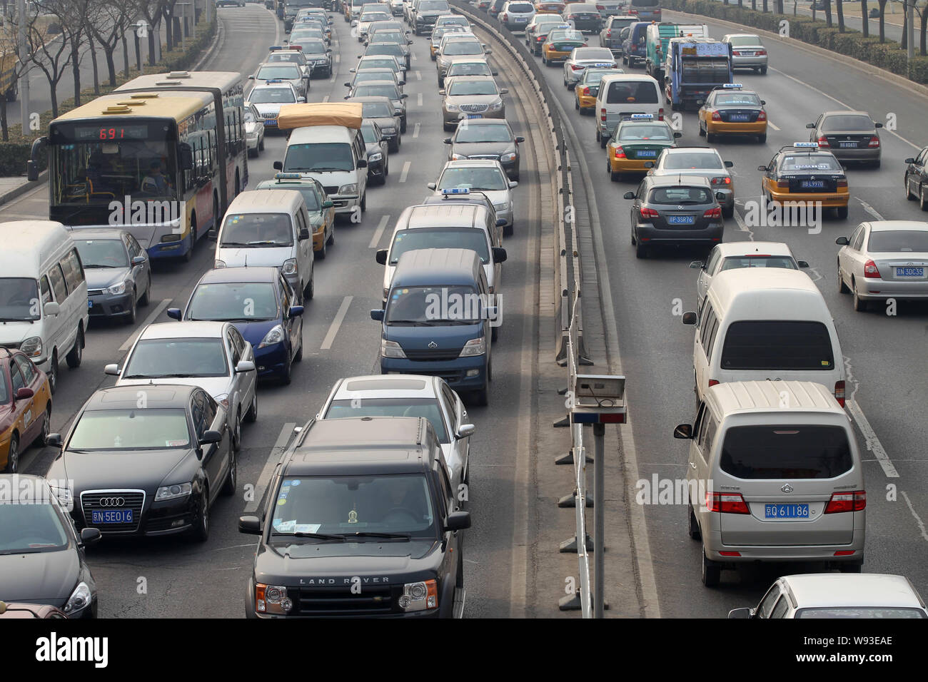 ---- Massen von Fahrzeugen bewegen Sie langsam im Stau auf einer Straße in Peking, China, 15. März 2013. Auf den Spuren von größeren Metropolitan ci Stockfoto