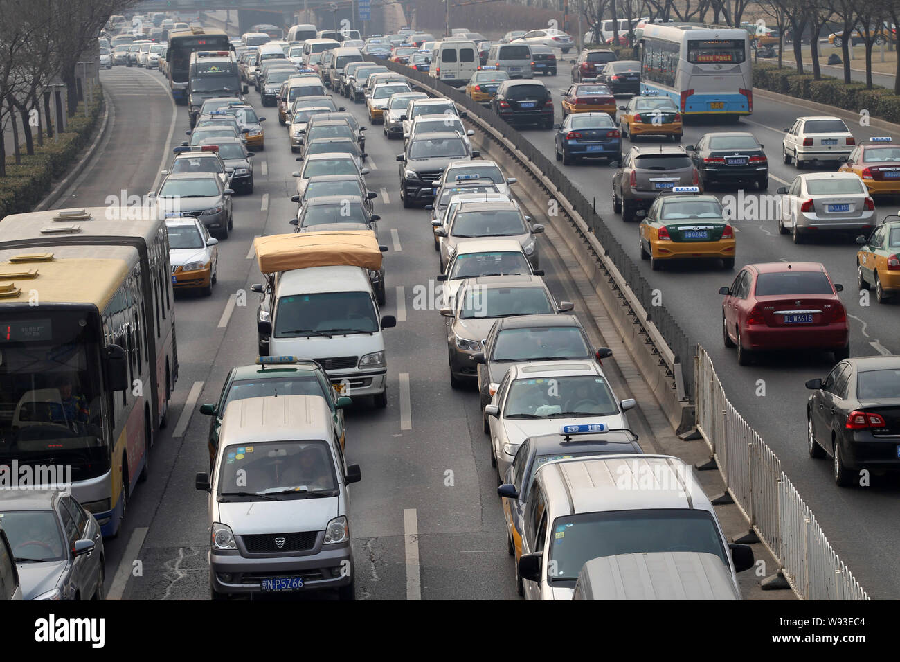 ---- Massen von Fahrzeugen bewegen Sie langsam im Stau auf einer Straße in Peking, China, 15. März 2013. Auf den Spuren von größeren Metropolitan ci Stockfoto