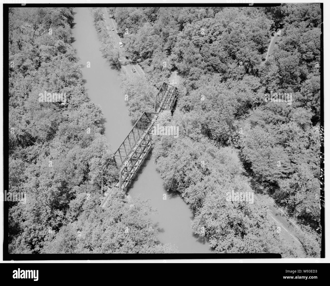 Luftbild der Altstadt von Baltimore und Ohio RAILROAD BRIDGE am südlichen Ende von Clara Barton Parkway nach Nordwesten. - George Washington Memorial Parkway, entlang der Potomac River von McLean nach Mount Vernon, VA, Mount Vernon, Fairfax County, VA Luftaufnahme des ehemaligen Baltimore und Ohio Railroad bridge crossing Canal Road und der Chesapeake und Ohio Canal in Washington, D.C., in der Nähe der Pennsylvania Avenue, N.W. Allgemein die Michigan Avenue Bridge genannt. (Titel des Foto ist fehlerhaft. Als Teil des Fotos Umfrage der angrenzenden George Washington Memorial Parkway (GWMP).) Stockfoto