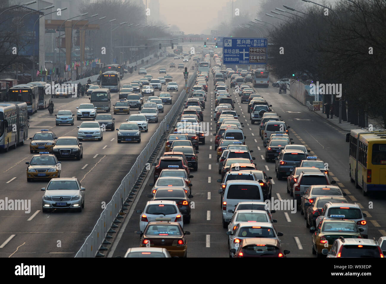 ---- Massen von Autos schieben langsam im Stau auf einer Straße in Peking, China, 14. März 2013. Auf den Spuren von größeren Metropolen Stockfoto