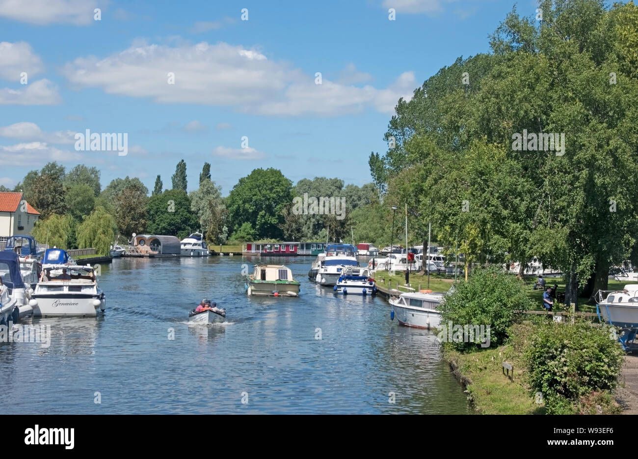 Beccles Suffolk Fluss Waveney Motorboot vertäut Stockfoto