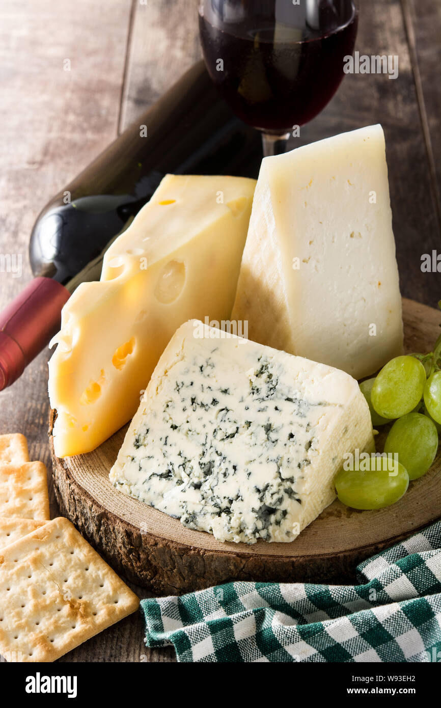 Auswahl an Käse und Wein auf hölzernen Tisch Stockfoto