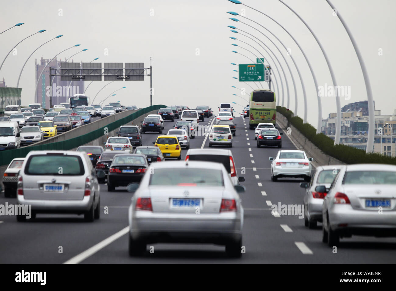 ---- Fahrzeuge langsam auf einem Viadukt Brücke bei einem Stau in Shanghai, China, 2. Januar 2013. China zugesagt, den Druck auf die zu entlasten Stockfoto