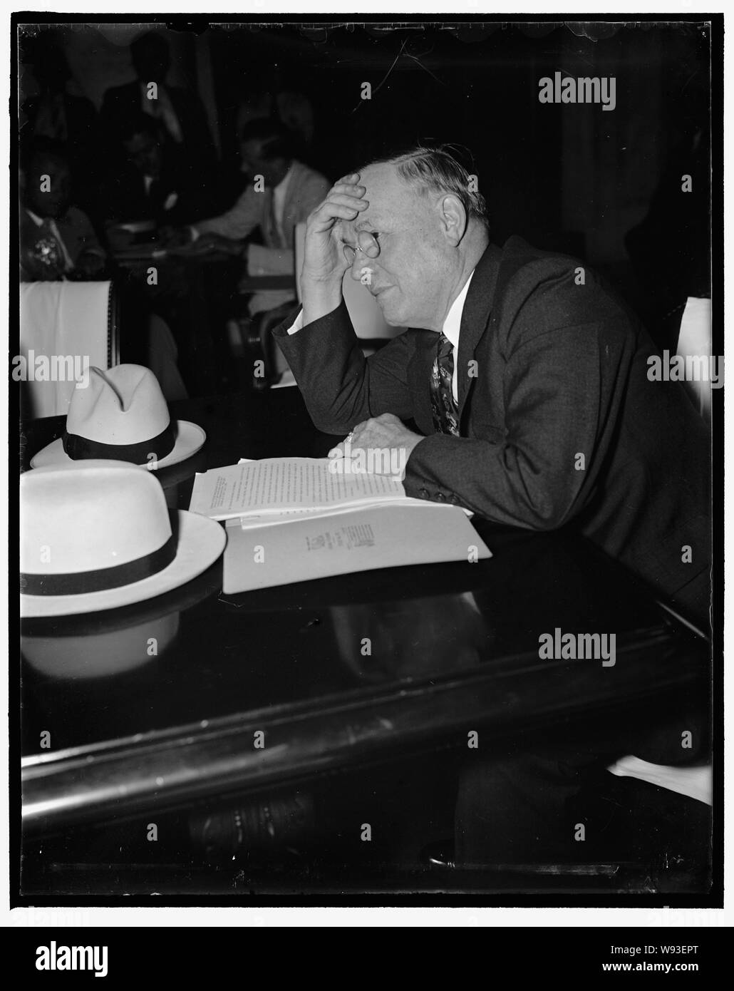 A.F. von L. Pres unterstützt die Lohn - und - Stunde Rechnung mit Reservierungen. Washington, D.C., den 4. Juni, aus. Die vor dem Senat und Repräsentantenhaus Arbeitsmarkt Ausschüsse heute, William Green, Präsident der amerikanischen Vereinigung der Arbeit, gab seine begrenzte Unterstützung für die Black-Connery Lohn-und-Stunde berechnen, aber Gleichzeitig betonte, dass die A.f. von L. wendet sich gegen die allgemeine Regierung Lohn Verordnung für Männer in der privaten Industrie Das Ziel des Black-Connery Bill ist sweatshop Bedingungen und die Abschaffung der Kinderarbeit zu beschneiden, 6/4/37 Stockfoto